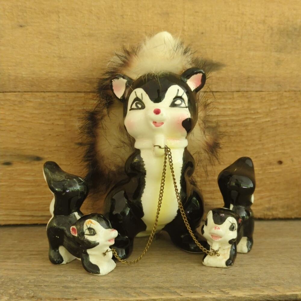 Vtg 1950s Kitschy Anthropomorphic Chained Skunk Family Mom with Fur and Babies